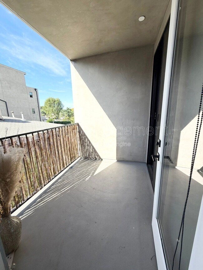 Building Photo - 5923 Laurel Canyon Blvd