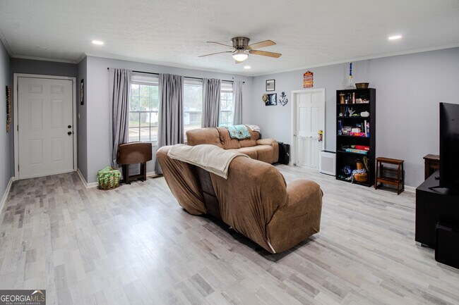 Building Photo - 579 Lynmore Ave