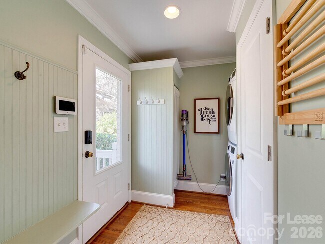 Building Photo - 3221 Sunset Dr