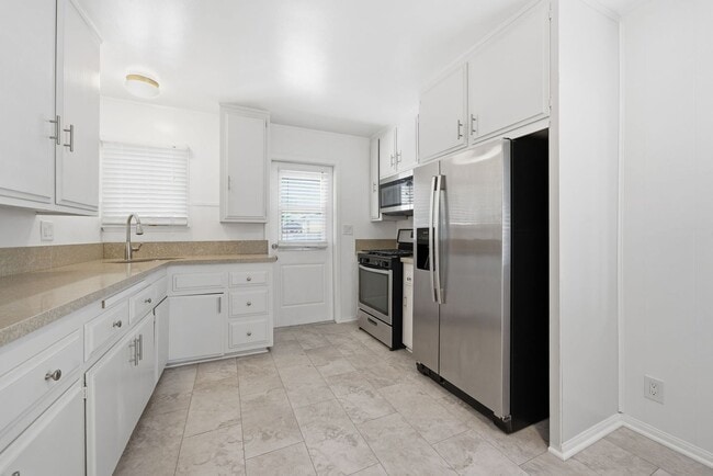 Building Photo - Refreshed Single Family Home with Lots of ...