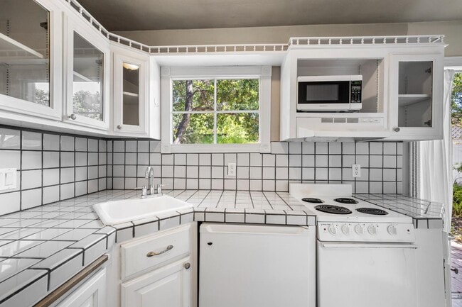 Building Photo - 3031 Flores St