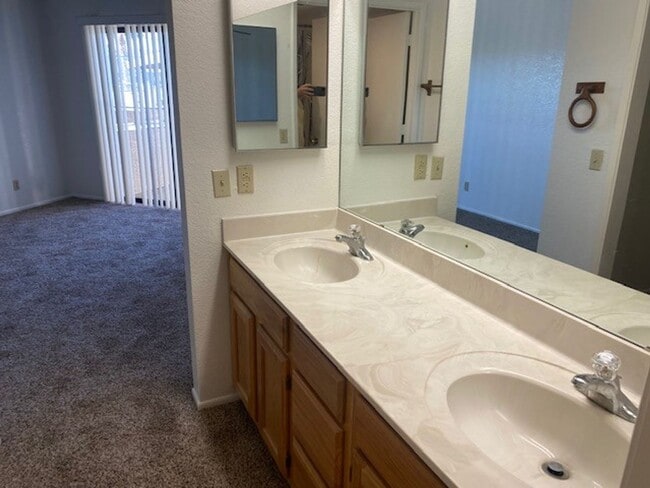 Building Photo - Waterfront 2BR 2B Condo Lower Level, gated with tennis,pool,spa,PRIVATE BEACH/DOCK