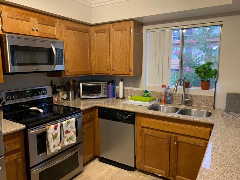 Kitchen - 6860 Hyde Park Dr