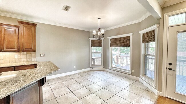 Building Photo - 1501 NE Greenbrier Ct