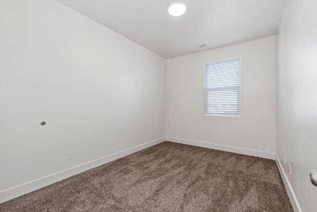 Building Photo - "Discover Comfort & Style: Spacious 3-Bed,...