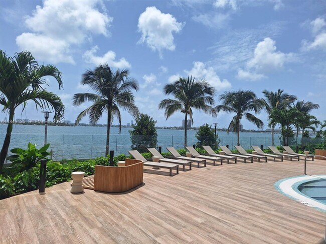 Building Photo - 700 NE 24th St