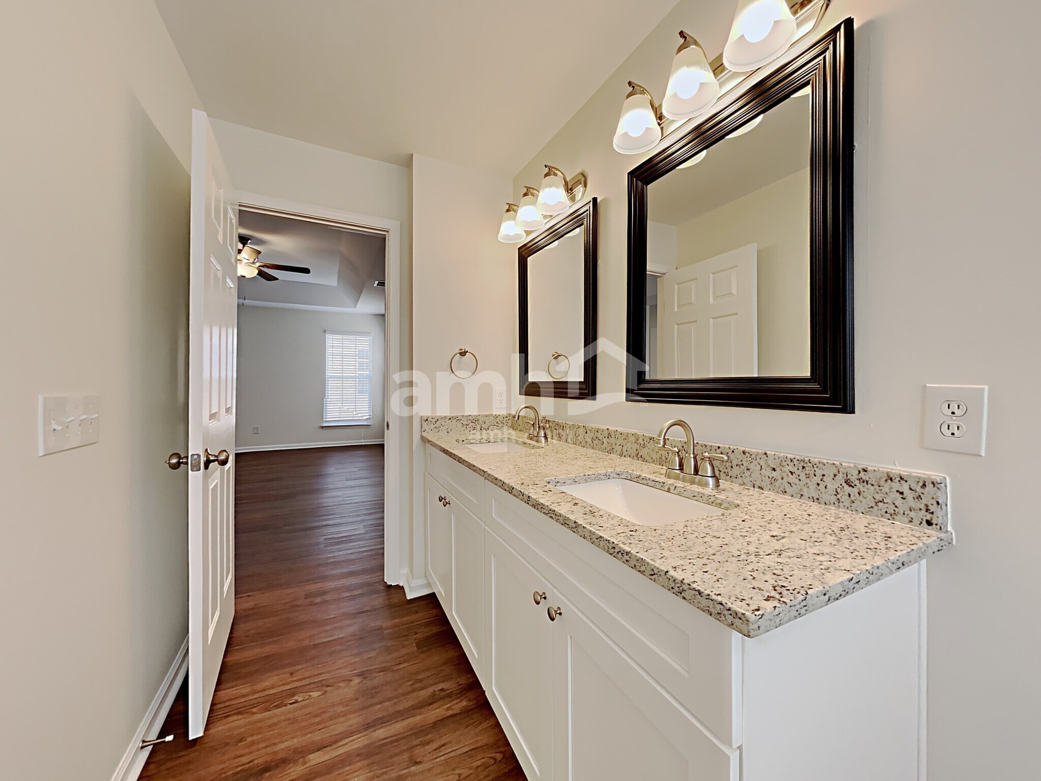 Building Photo - 10232 Meadow Crossing Ln