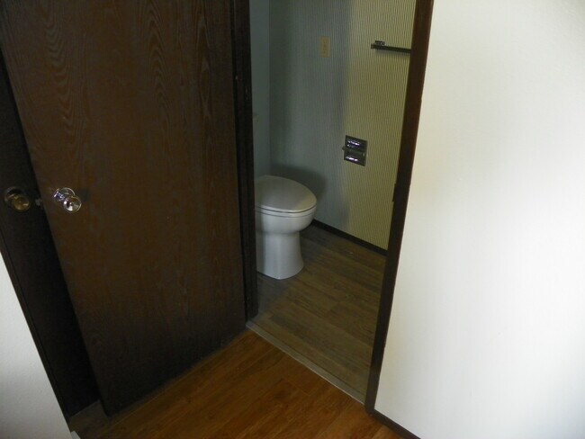 1/2 Bath - 1610 Skyline Way