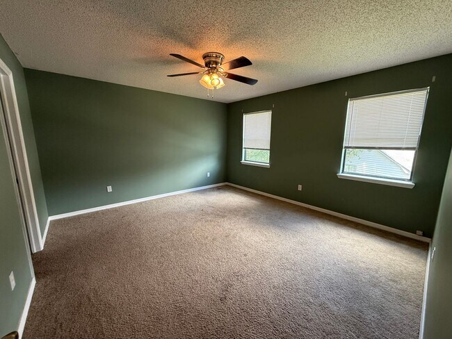 Building Photo - 3 Bed 2.5  Bath TWO Story Home