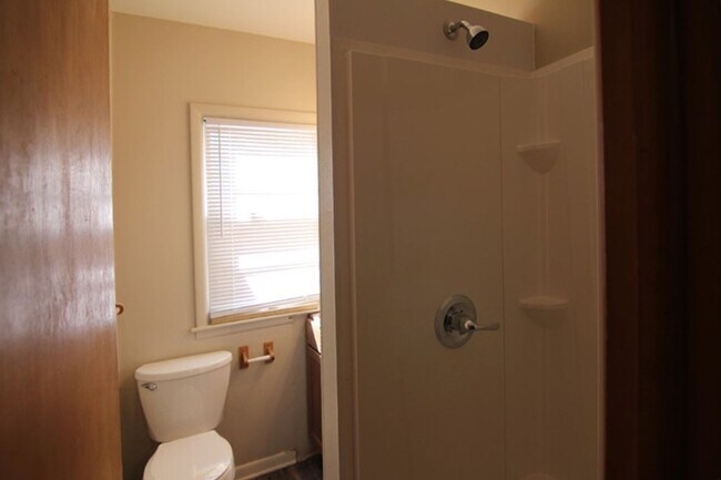 Building Photo - Cute 1 bed 1 bath @633 Walnut St in Iowa C...