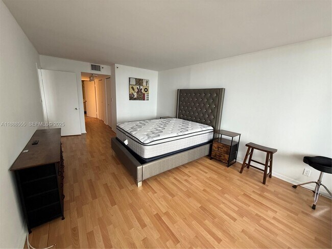 Building Photo - 1717 N Bayshore Dr