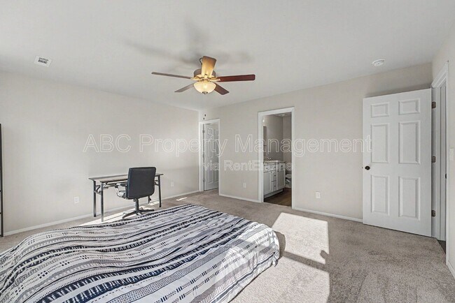 Building Photo - 946 E Sparrow Cir