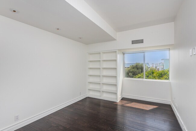 Building Photo - 1155 N La Cienega Blvd