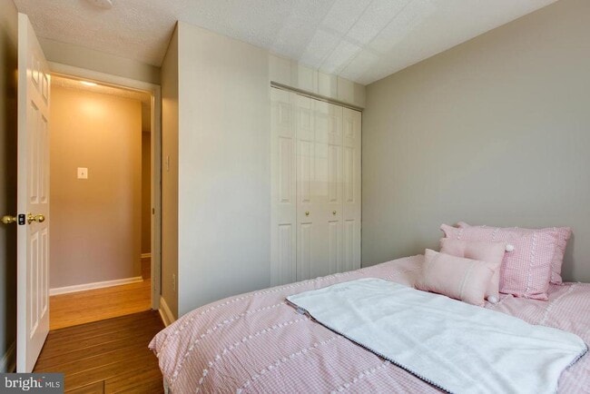 Building Photo - 3400 Oak W Dr