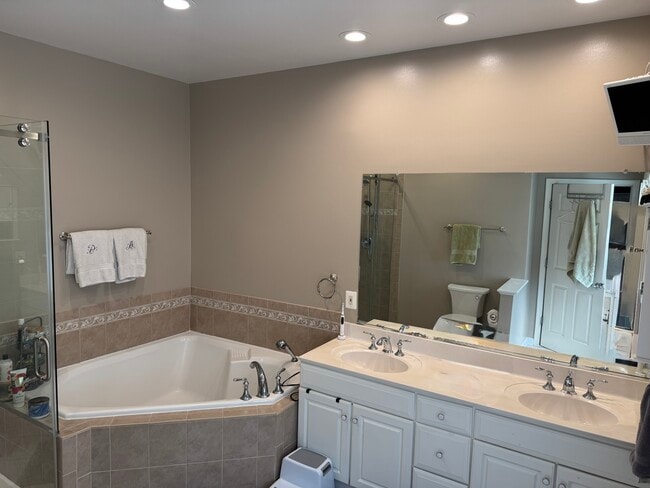 Building Photo - 102 Oak Knoll Terrace