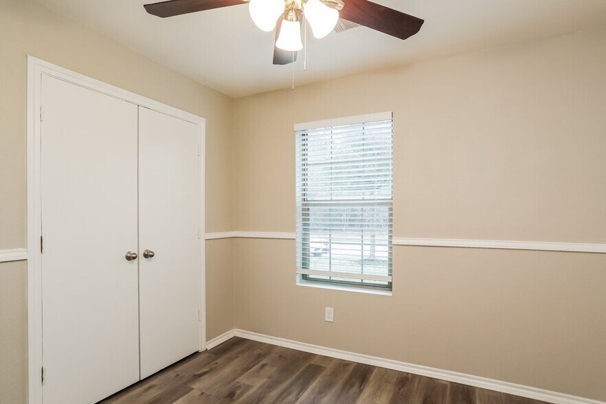 Building Photo - 801 Lovebug Ln
