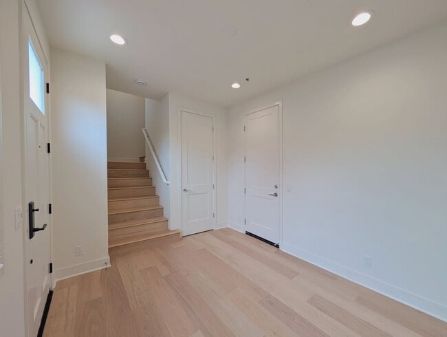 Building Photo - Modern coastal living on Main Street, Huntington Beach!