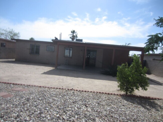 Building Photo - Clean & Cozy 3 Bed.  2 Bath Home With Big ...