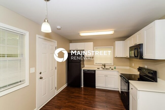 Building Photo - 3 Bedroom Pet-Friendly Home in Birmingham, AL with Main Street Renewal