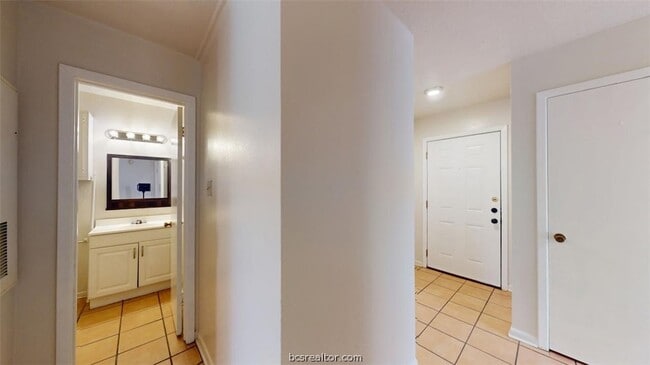 Building Photo - 922 Navarro Dr