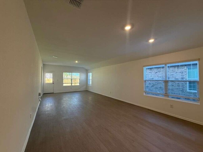 Building Photo - 545 Sormonne Lp