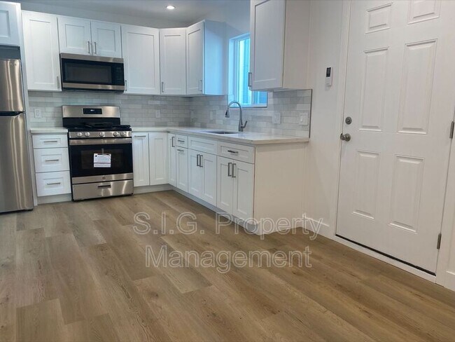 Primary Photo - 354 E Providencia Ave