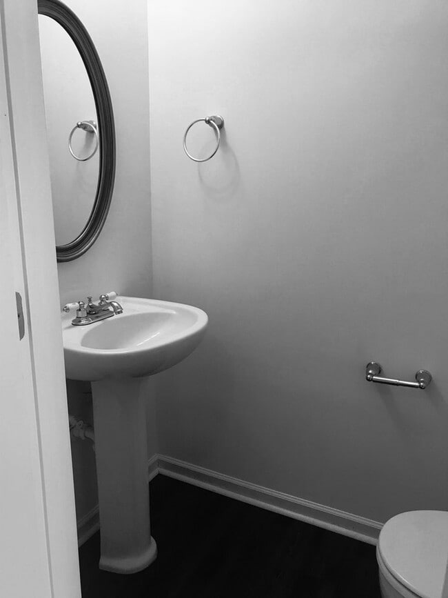 Building Photo - 819 Bellview Way