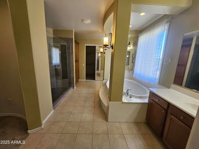 Building Photo - 3216 S Cottonwood Dr