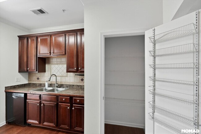 Building Photo - 235 River Green Ave