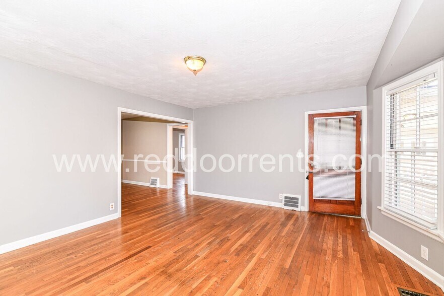 Building Photo - 125 E 49th St