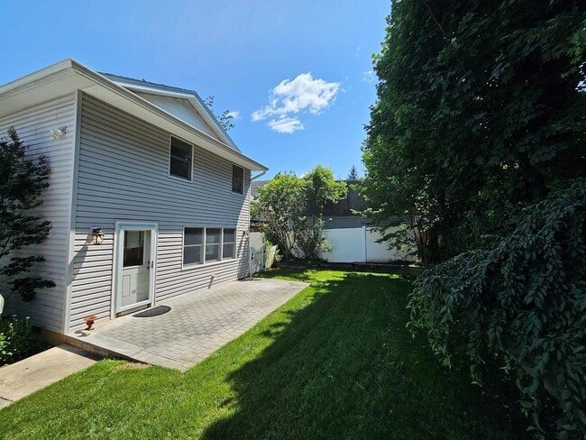 Building Photo - 10 Covert St