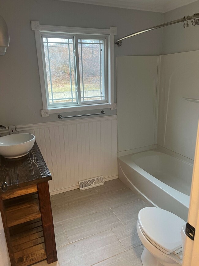 Building Photo - 10571 Center Rd