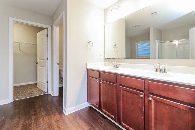 Building Photo - 275 Shaw Dr