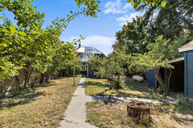 Building Photo - Inviting 3 Bed, 1 Bath Home in Roslyn, Whe...