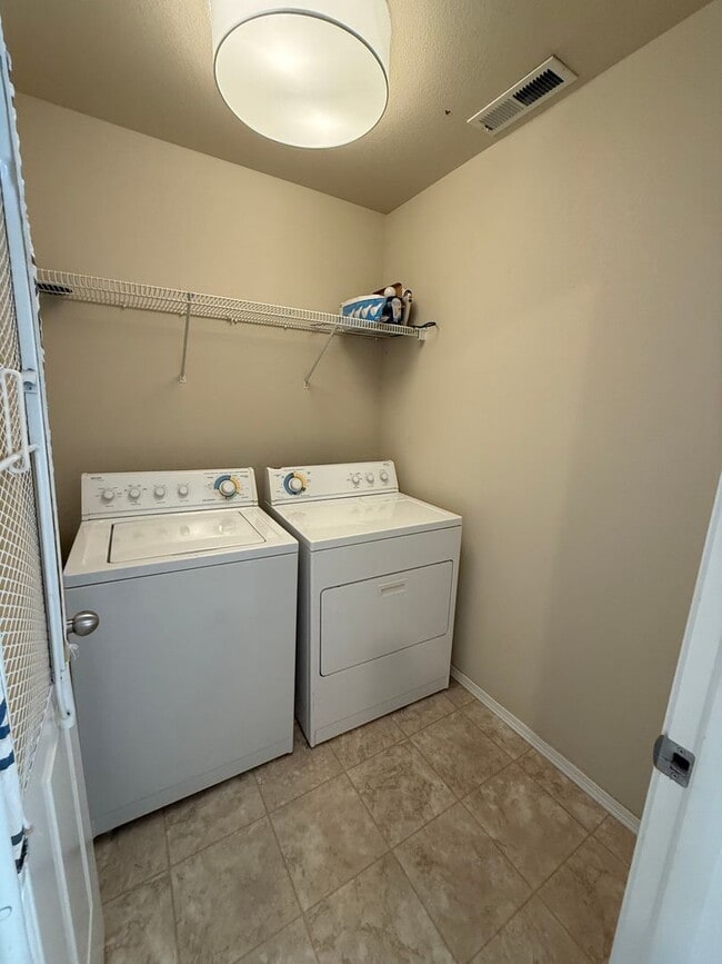 Building Photo - Beautifully Maintained 2 Bed/ 2.5 Bath - River Canyon Estates