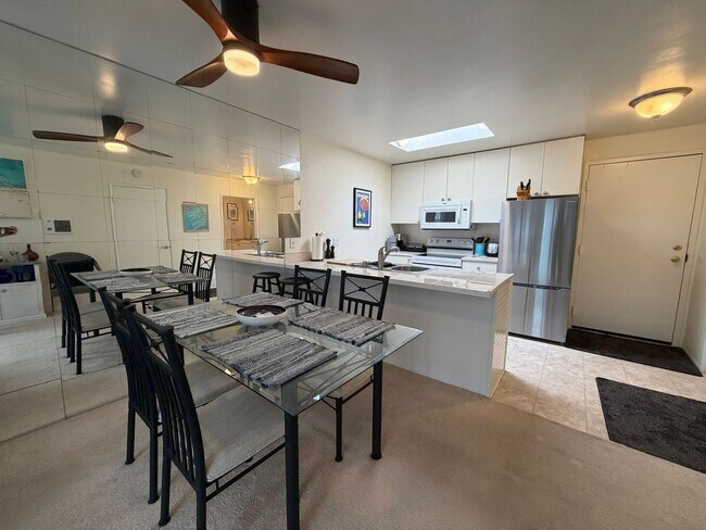 Building Photo - Light-Filled 1 Bed / 1 Bath Condo in UTC, San Diego – Skylights & Balcony