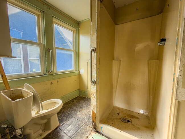Building Photo - 1136 Reservoir Ave