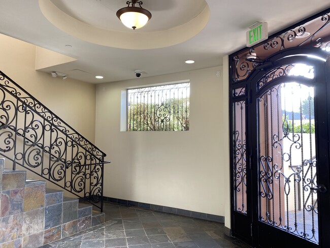 foyer - 4440 Vantage Ave