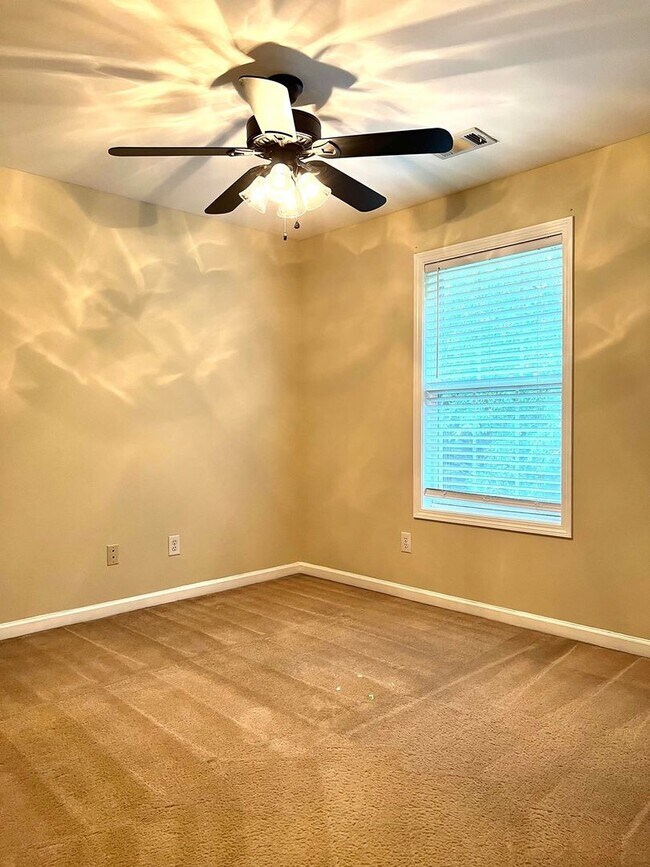 Building Photo - Large 4 Bedroom 2.5 Bath Home