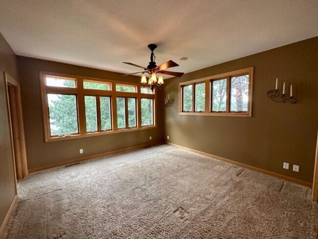 Building Photo - 6 bedroom, 4.5 bath Whitefish chain, 12 mo...