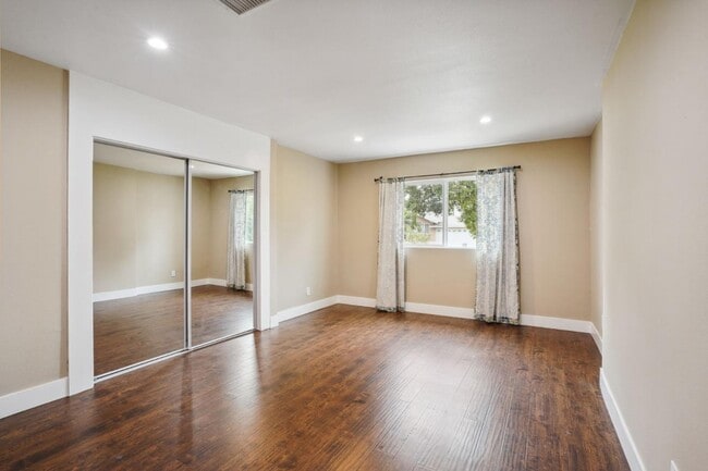 Building Photo - 1133 W 78th St