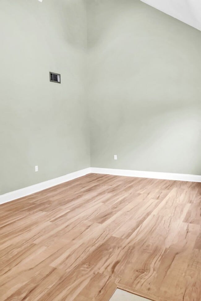 Building Photo - Cute 2 Bedroom 2 Bathroom Townhome For Rent!