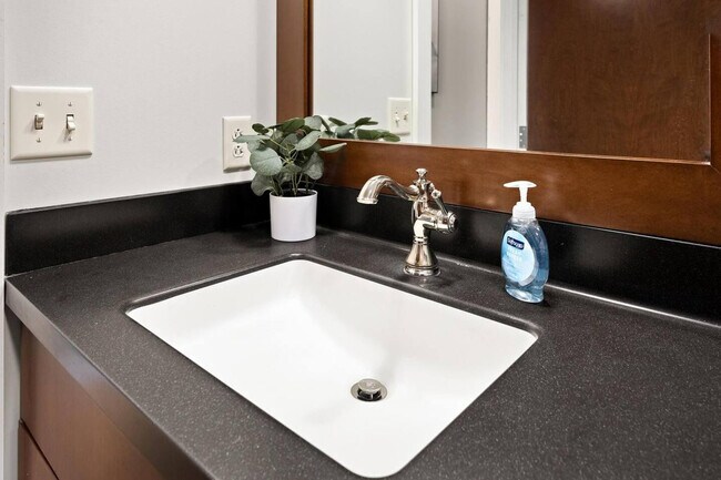 Building Photo - 1220 SW Washington St