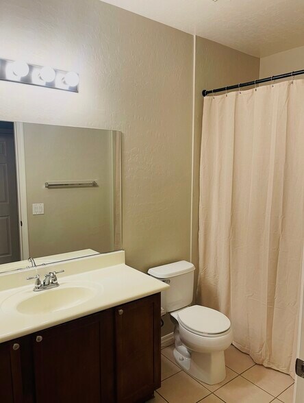 Building Photo - 6868 Sky Pointe Dr