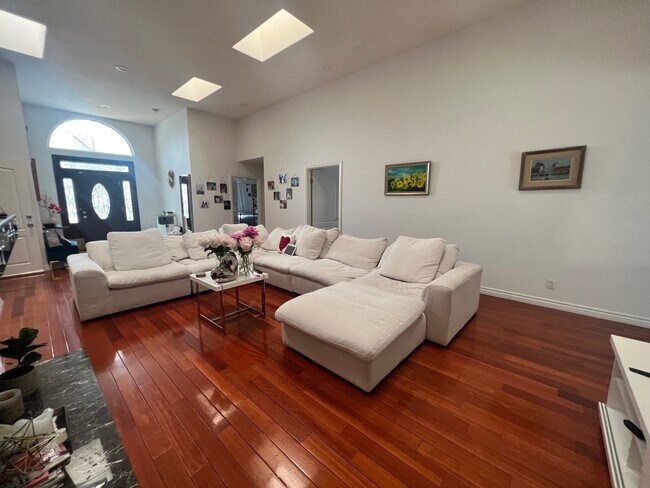 Living Room and Entry - 4917 Lindley Ave