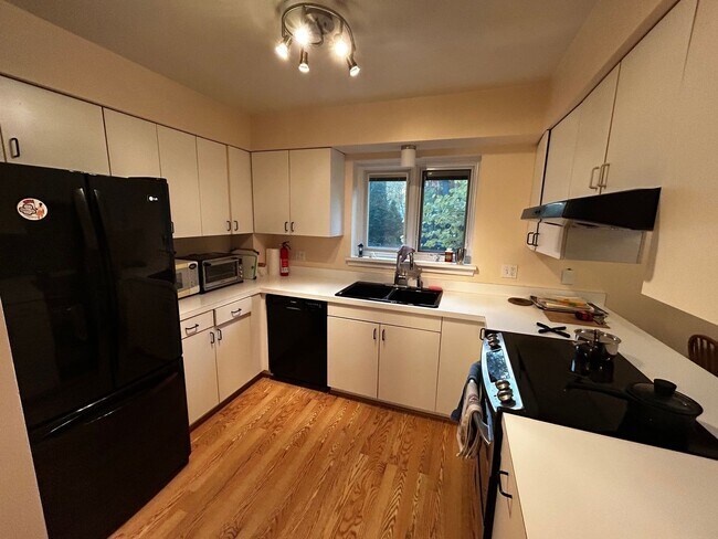 Building Photo - 2 Bedroom 2.5 Bathroom Condo close to Down...