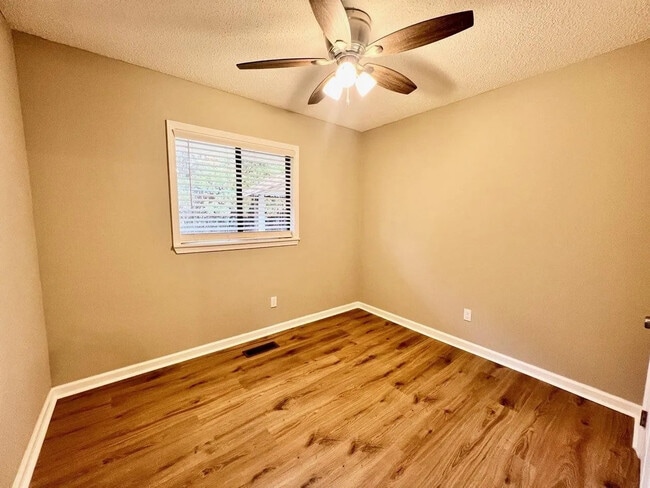 Building Photo - 848 Southview Dr