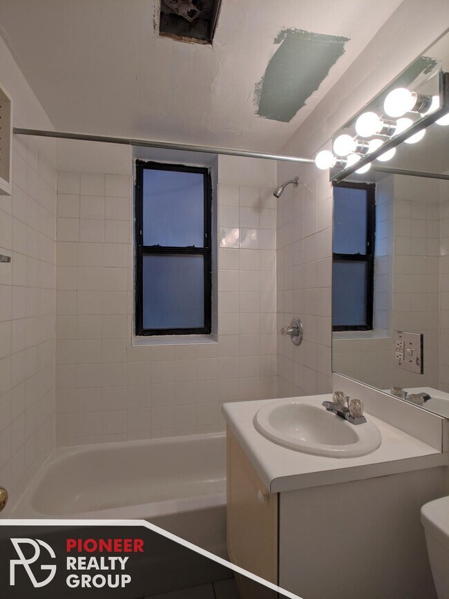 Building Photo - 917 W Dakin St