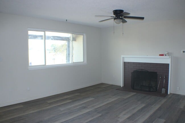 Building Photo - Beautiful Rental with Fireplace, Granite Counters & Relaxing Backyard