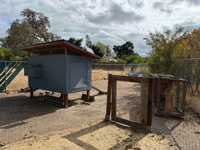 Building Photo - Slice of Country Living in the Heart of Sa...